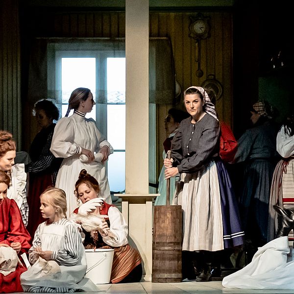 Malmö Operas damkör under repetitioner för Den flygande holländaren, med Cornelia Beskow (liggande) i rollen som Senta.