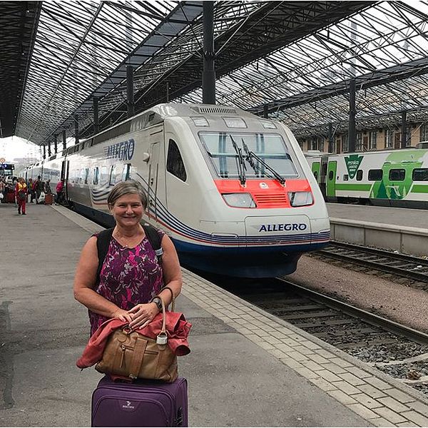 Helen Tronstads mål har varit att åka tåg eller buss och undvika att flyga under sin fem månader långa resa genom Ryssland mot Asien. Hon börjar med tåg från Helsingfors till Moskva.