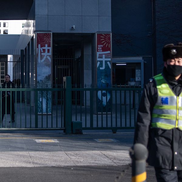 Kinesiska poliser utanför Australiens ambassad i Peking.