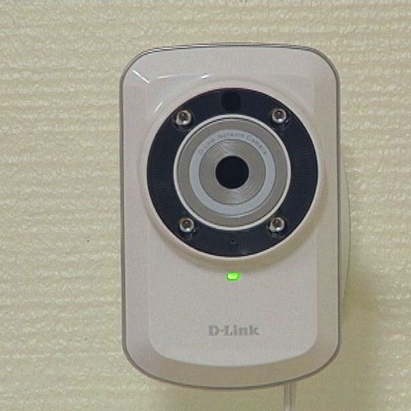 En liten vit webbkamera som är till för att övervaka äldre