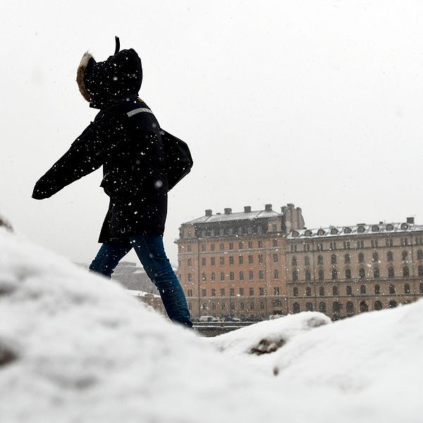 En person går i snöovädret i Stockholm.