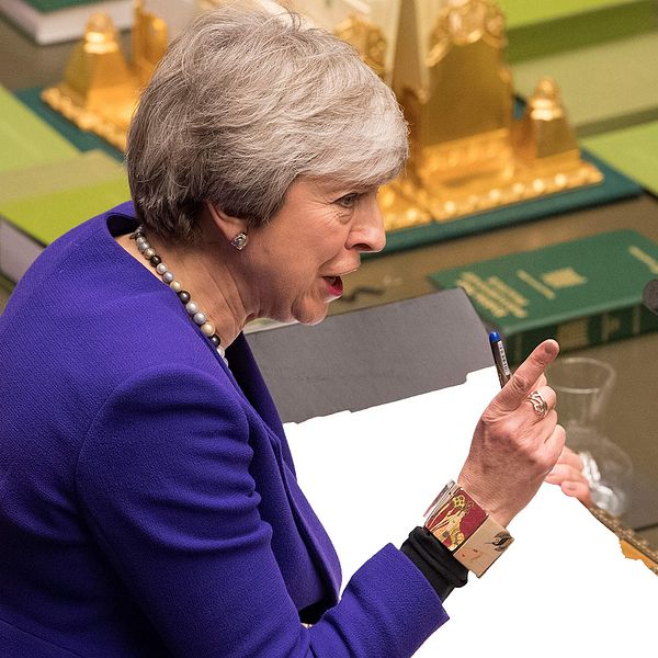 Storbritanniens preimärminister Theresa Mayhöjer ett finger i parlamentet.