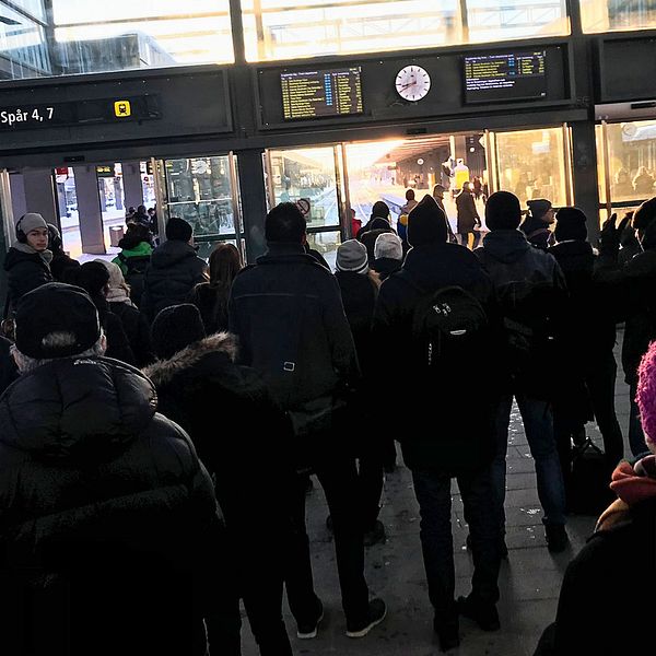 Resenärer som väntar på tåget i Uppsala