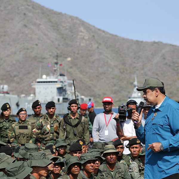 Venezuelas president Nicolás Maduro besöker militärbaser för att försäkra sig om militärens lojalitet.