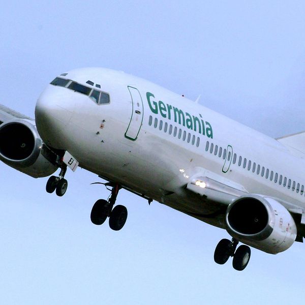En Boeing 737 från Germania på väg in för landning på Arlanda flygplats.