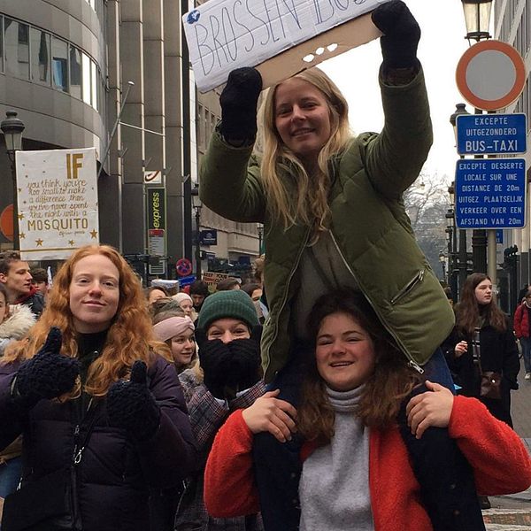 Helene De Ferm, i röd jacka, tillsammans med vännerna Charlotte Verstreken, Roxane Vercruysse och Mazarine Six demonstrerar för klimatet i Bryssel.
