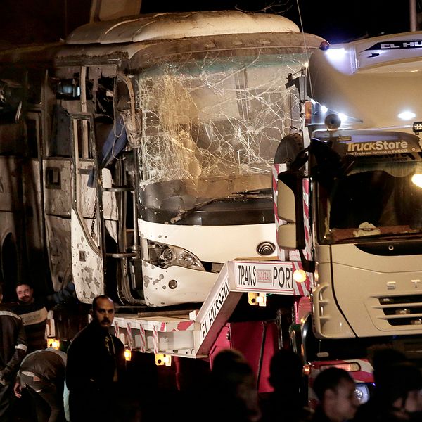 I slutet av december 2018 inträffade ett bombattentat mot en buss i närheten av pyramiderna i Giza i Kairo. Här är en förstörd buss.