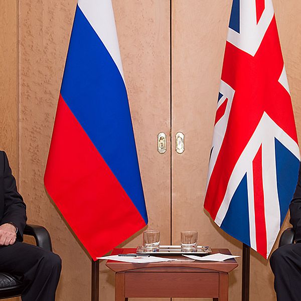 Rysslands president Vladimir Putin och Storbritanniens premiärminister David Cameron vid ett möte på Charles de Gaulle-flygplatsen i Paris 5 juni.