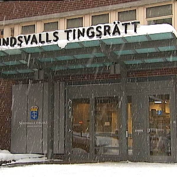 Föräldrarna till den kidnappade 23-åringen följde rättegången under fredagen.