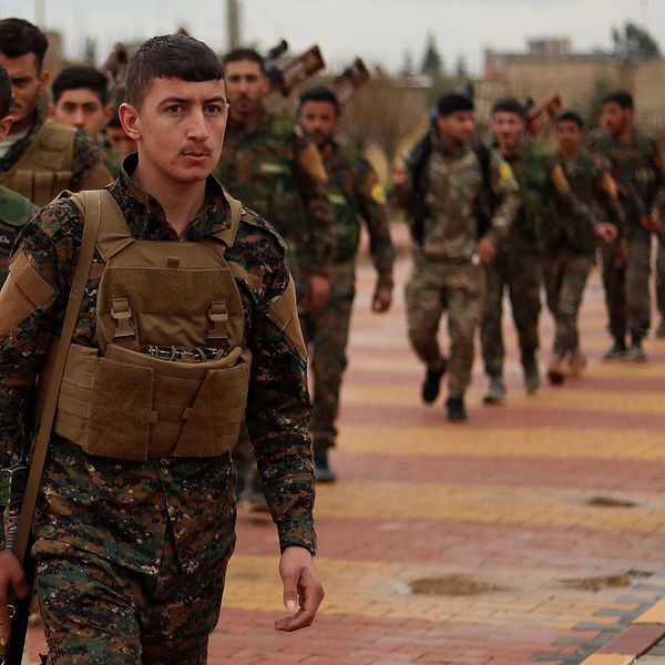 Soldater i syriska, kurdiskt ledda SDF-styrkan vid en begravning i nordöstra Syrien.