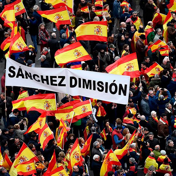 ”Sanchez, avgå” går att utläsa på banderollen som hålls upp över ett hav av spanska flaggor i Madrid.
