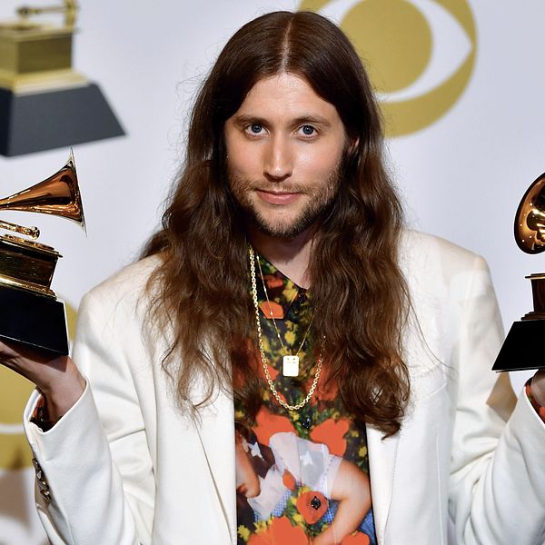 Svenske kompositören poserar med sina Grammy-priser för bästa filmmusik och bästa låt.