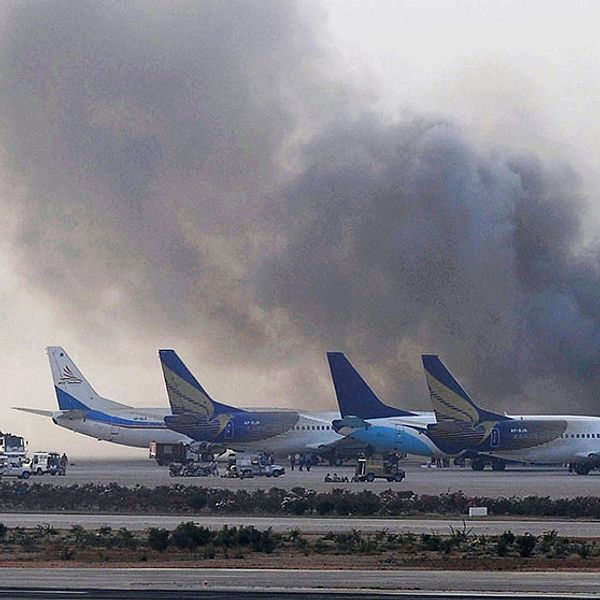 Ett tjugotal personer har dödats i en misstänkt terrorattack mot Pakistans största flygplats i Karachi.