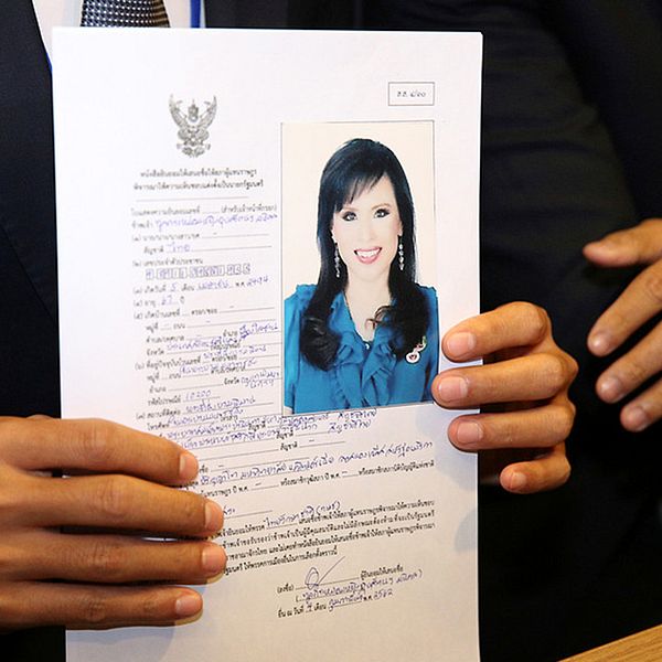 Den före detta thailändska prinsessan Ubolratana Rajakanya på bild på handlingarna som visar att hon ställer upp som premiärministerkandidat.