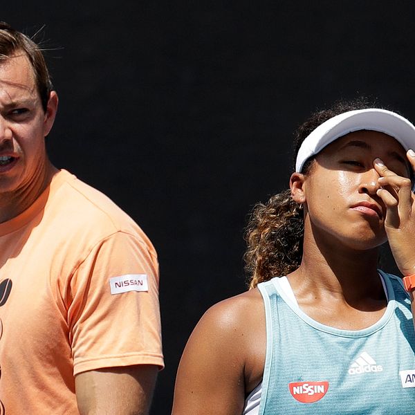 Naomi Osaka och hennes förra tränare Sascha Bajin under Australian Open i år.