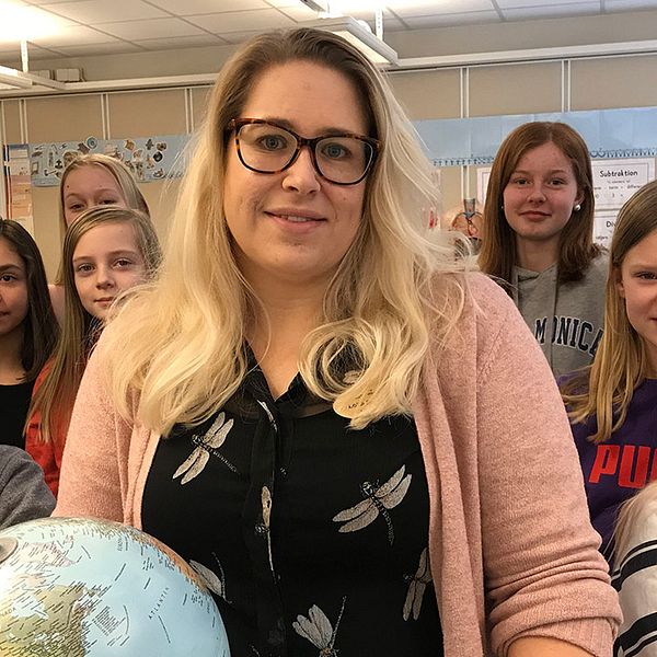 Lotta Rahm, prisbelönt geografilärare på Mohedaskolan tillsammans med sina elever.