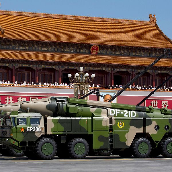 Kina visar upp ballistiska robotar på Himmelska fridens torg i Peking 2015.