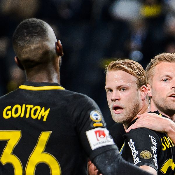 Henok Goitom, Daniel Sundgren och Sebastian Larsson firar efter AIK:s 1-0-mål.