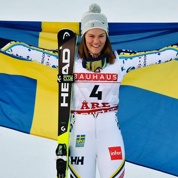 Anna Swenn-Larsson poserar med den svenska flaggan efter andraplatsen i slalom.