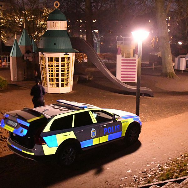 Polisen på plats i stadsparken i Lund, där man söker igenom området med hund.