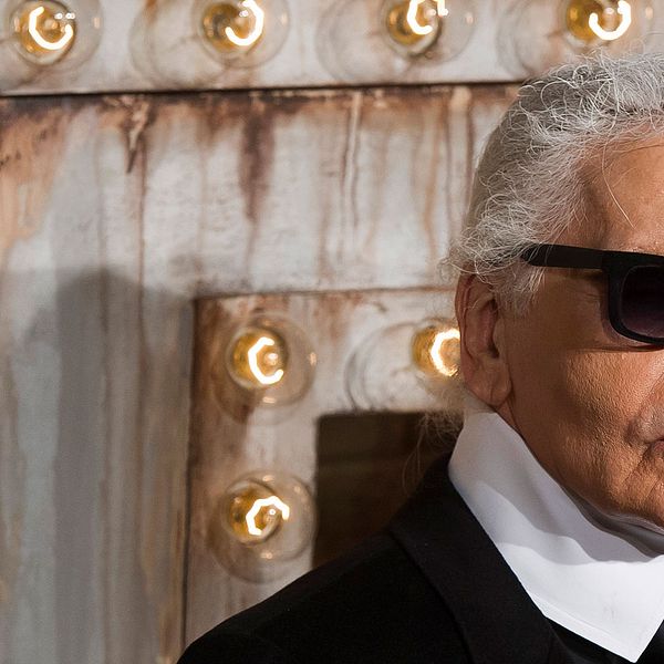 Den berömde modeskaparen Karl Lagerfeld har avlidit, 85 år gammal.