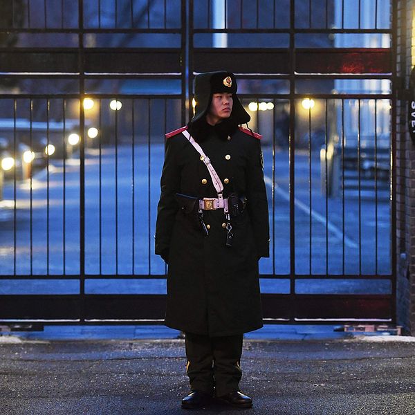 En vakt står utanför svenska ambassaden i Peking.