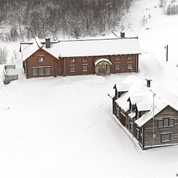 flygbild över Henvålen, två trähus med snö på taken och snö på marken