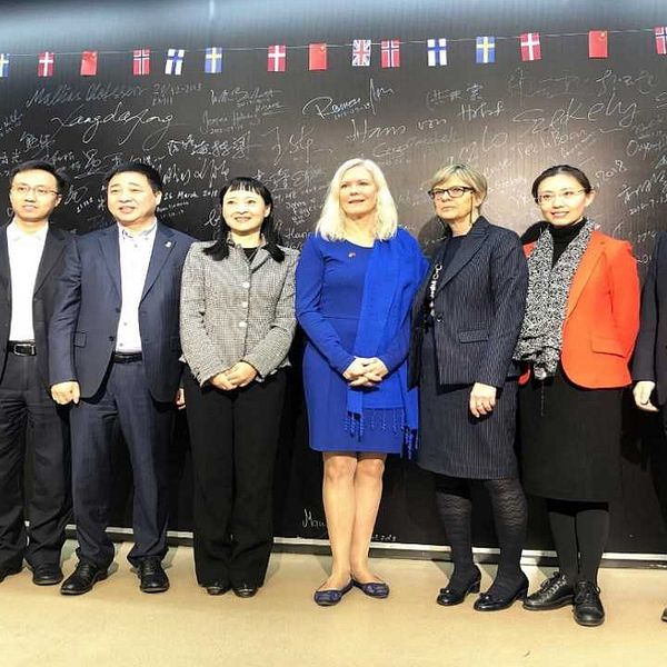 Ambassadör Anna Lindstedt (i blått) under ett besök på Kevin Lius företag MiniSV. Liu trea från vänster på bilden.