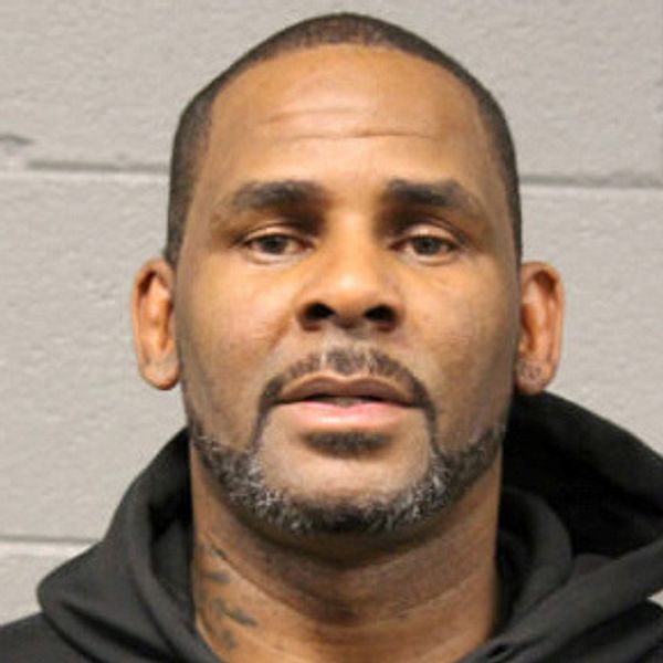 Sångaren Robert Kelly, känd som R Kelly fotograferad av polisen i Chicago på lördagen 23 februari 2018.