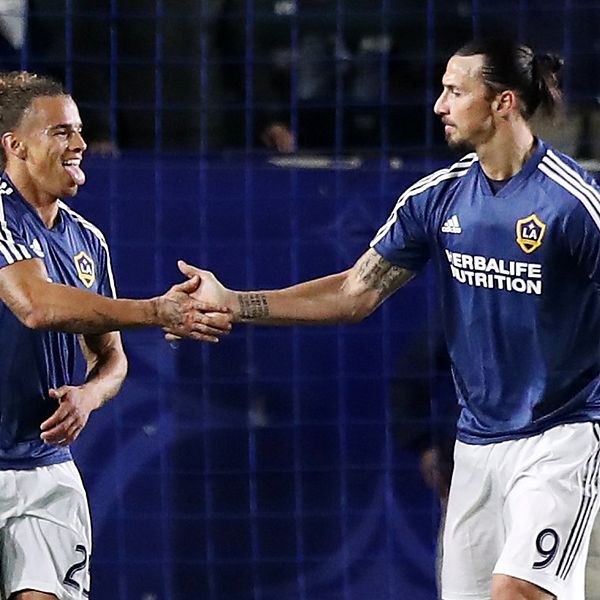 LA Galaxys Rolf Feltscher och Zlatan Ibrahimovic jublar i den första halvleken, men målet blev bortdömt.