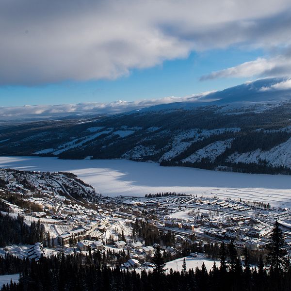 Vy över Åre-by med Åresjön i bakgrunden.