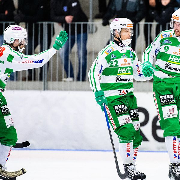 Västerås Robin Andersson jublar med lagkamrater under den andra kvartsfinalen mot Vänersborg.