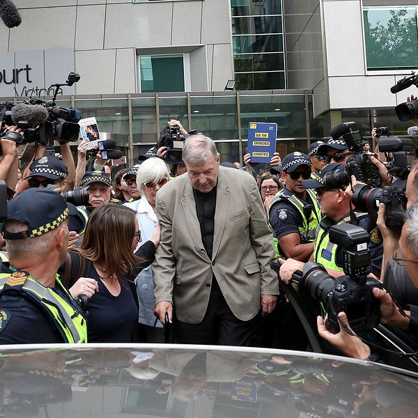Kardinal George Pell lämnar domstolen i Melbourne i Australien.