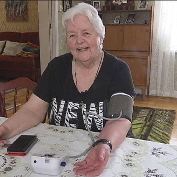 Eva Dahlström sköter sitt blodtryck hemma i Ammer.
