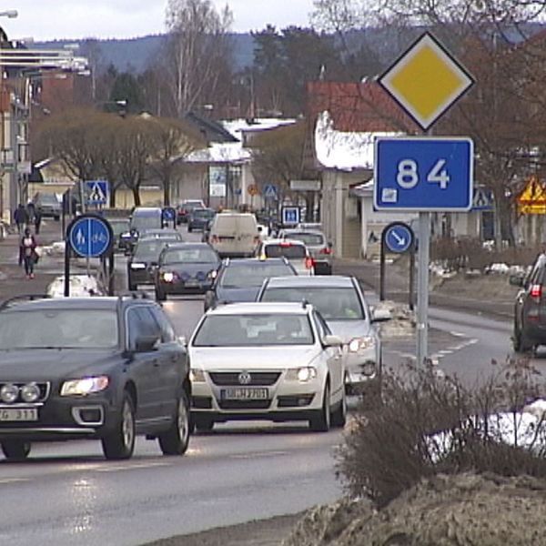Bilar kör på riksväg 84 genom Ljusdals centrum.