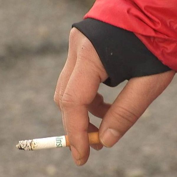 Hand med cigarett