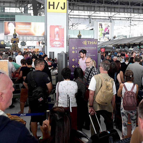 Strandade resenärer på Bangkoks internatiionella flygplats