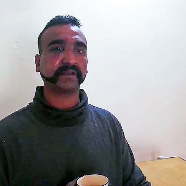 Den indiske piloten Abhinandan Varthamans frihetsberövades i samband med att hans flygplan sköts ned tidigare i veckan.