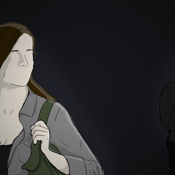 En tecknad bild av en anonym kvnna som ser sig över axeln och ser en man i luvtröja följa efter henne.