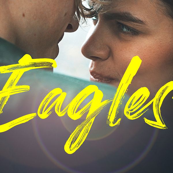 Eagles är en stark serie om fyra ungdomar i en svensk småstad där kärlek, rivalitet och vänskap varvas med en stenhård hockeysatsning och drömmar om en annan framtid. På bilden: Alva Bratt (Felicia) och Adrian Öjvindsson (Ludvig)