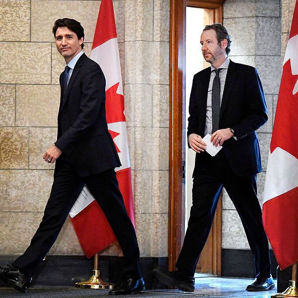 Kanadas premiärminister Justin Trudeau har mitt i sin värsta kris hittills fått se sin privata sekreterare Gerald Butts (till höger) avgå