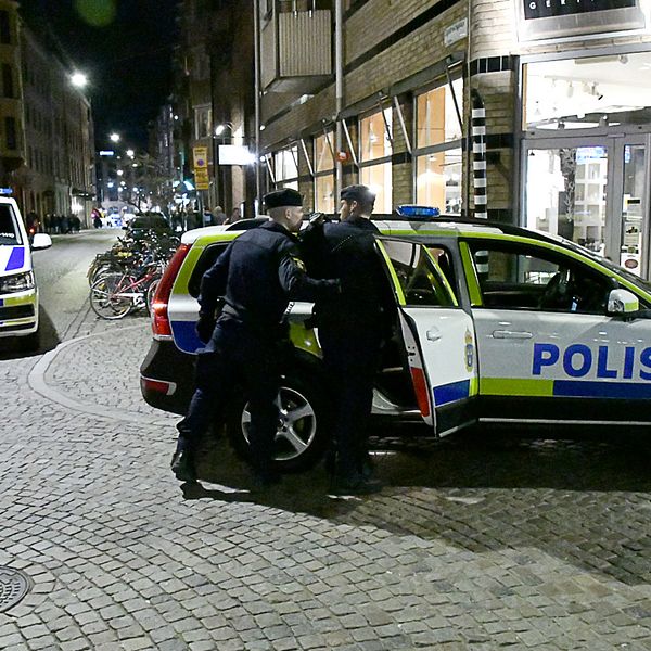 En man i 20-årsåldern har anhållits misstänkt för mordförsök på en ung kvinna på Gamla Väster i Malmö.