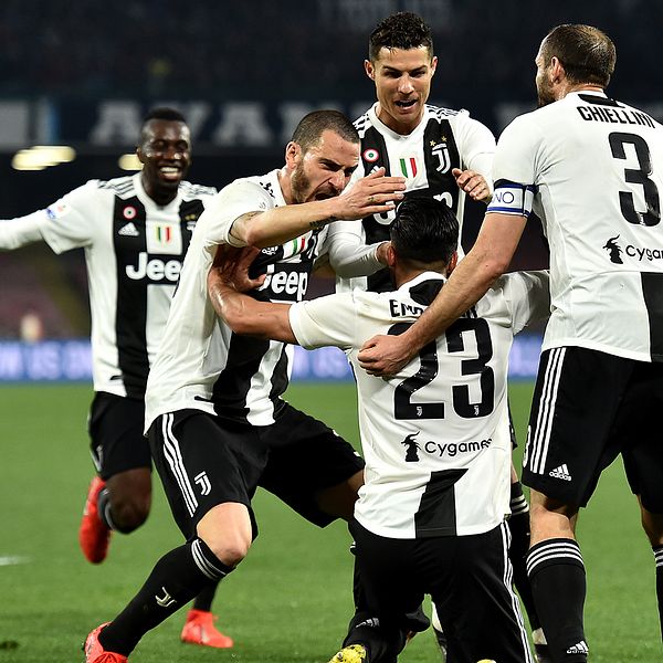 Emre Can (på knä) jublar med lagkamrater efter att ha gjort 2–0 för Juventus.