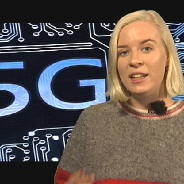 På bilden syns reportern Sofia Ekhem stå och berätta och i bakgrunden syns ett kretskort med en stor logotyp för 5G.