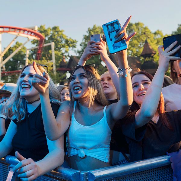 Publiken på Icona Pop-konserten på Gröna Lund 2018.