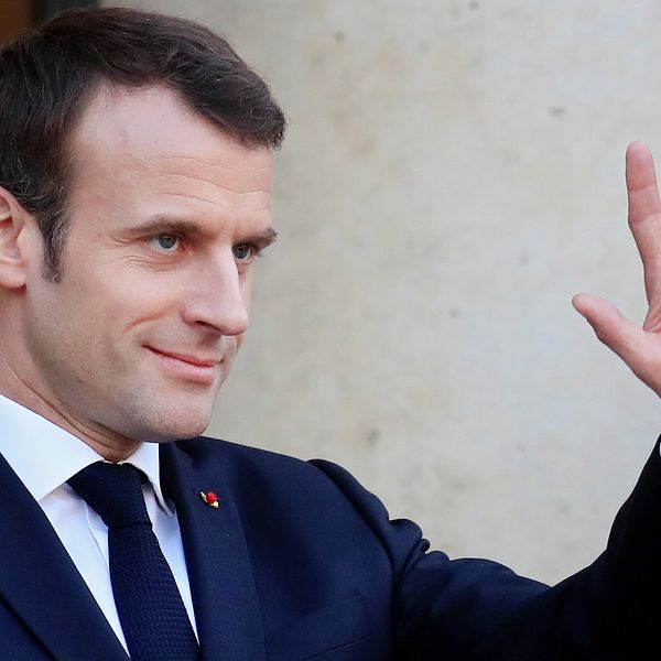 Emmanuel Macron vinkar.