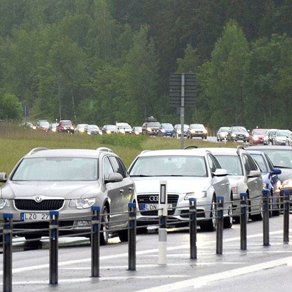 Köerna på E22 innan Söderköping ringlade dagen innan midsommarafton kilometerlånga.