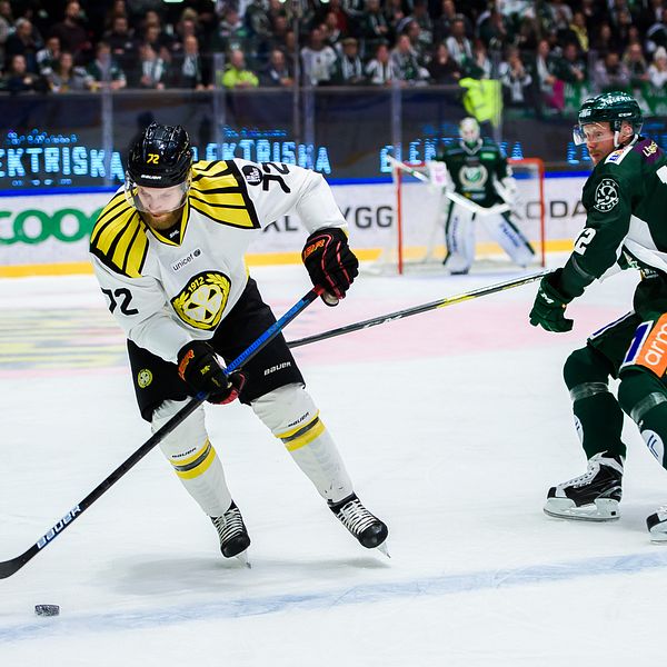 Brynäs Joachim Rohdin och Färjestads Alexander Reichenberg under ishockeymatchen i SHL mellan Färjestad och Brynäs den 5 mars 2019 i Karlstad.