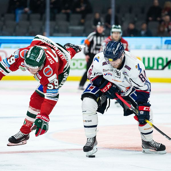 Frölundas Simon Hjalmarsson och Linköpings Jimmy Andersson under ishockeymatchen i SHL mellan Frölunda och Linköping 5 mars 2019 i Göteborg.