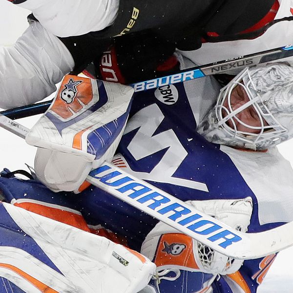 New York Islanders Robin Lehner togs av isen efter en olycklig kollision med Ottawas Brady Tkachuk.